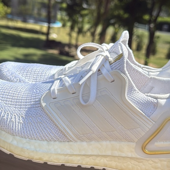 Adidas Women’s Ultra Boost 20 Cloud White Gold Metallic Heel (Size: 7.5) EUC - Picture 7 of 17